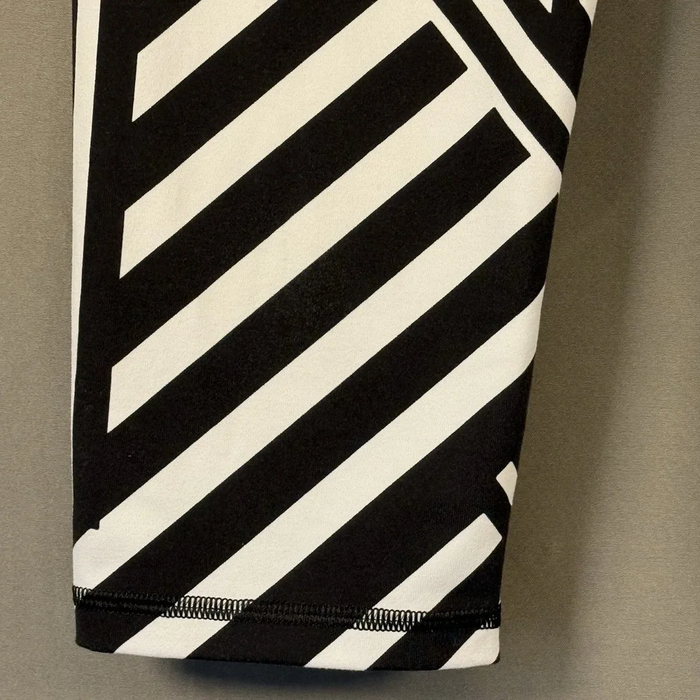 Victoria's Secret Knockout Crop Leggings Black White Geometric Print Small - Picture 2 of 8